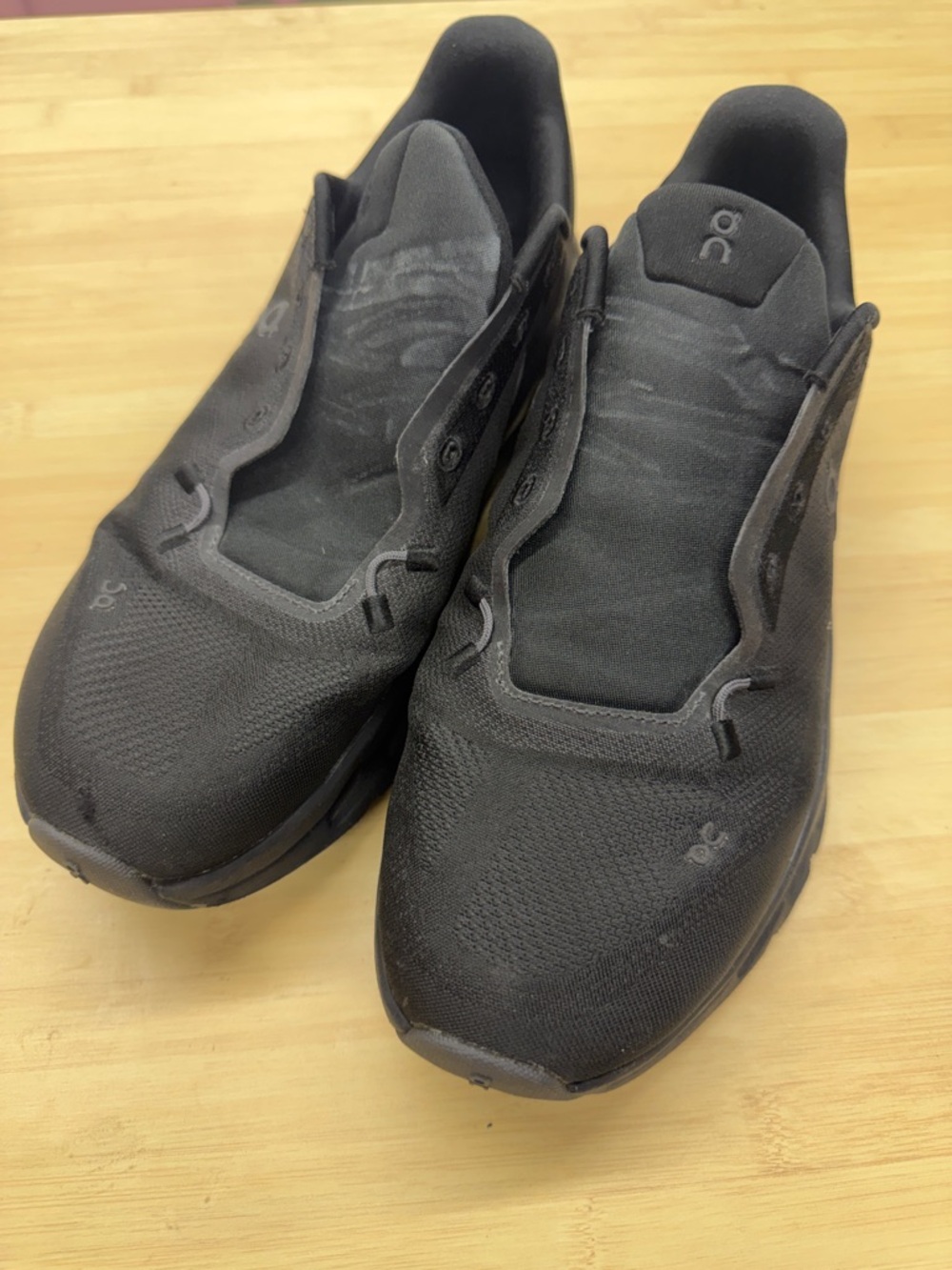 ON Cloud All-Black Slip-On Running Shoes men’s size 9